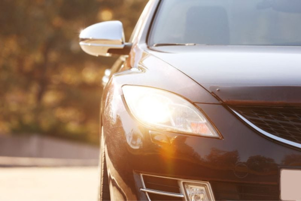 Faros del coche amarillos